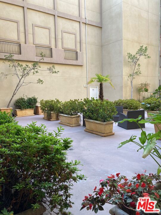 Residential Lease for rent at 11911 Mayfield Avenue 106, Los Angeles, Los Angeles County CA featuring 3 beds and 3 baths