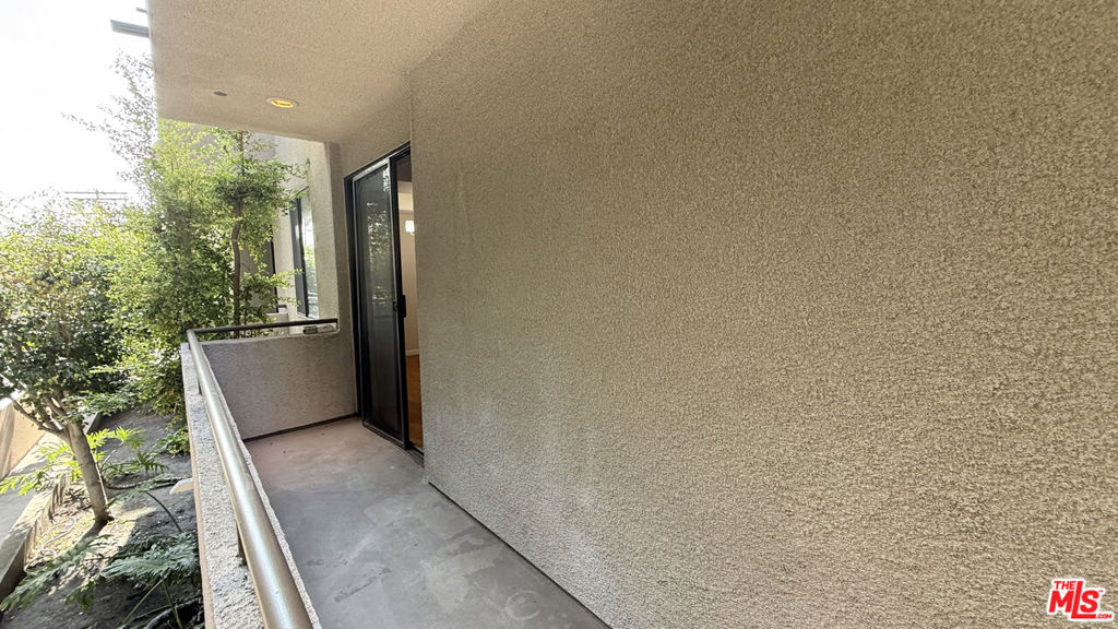 Residential Lease for rent at 910 S Bedford Street 107, Los Angeles, Los Angeles County CA featuring 2 beds and 2 baths
