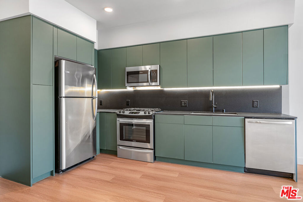 Residential Lease for rent at 10601 Washington Boulevard 405, Culver City, Los Angeles County CA featuring 1 bed and 1 bath
