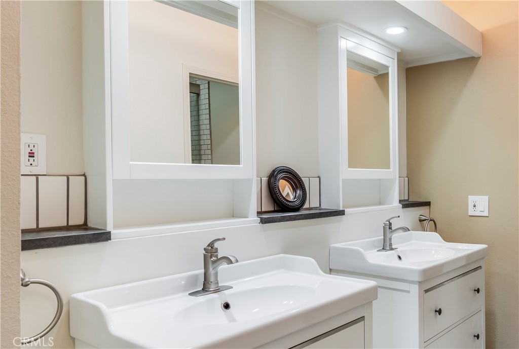 Residential Lease for rent at 5937 Armaga Spring Road O, Rancho Palos Verdes CA featuring 2 beds and 2 baths