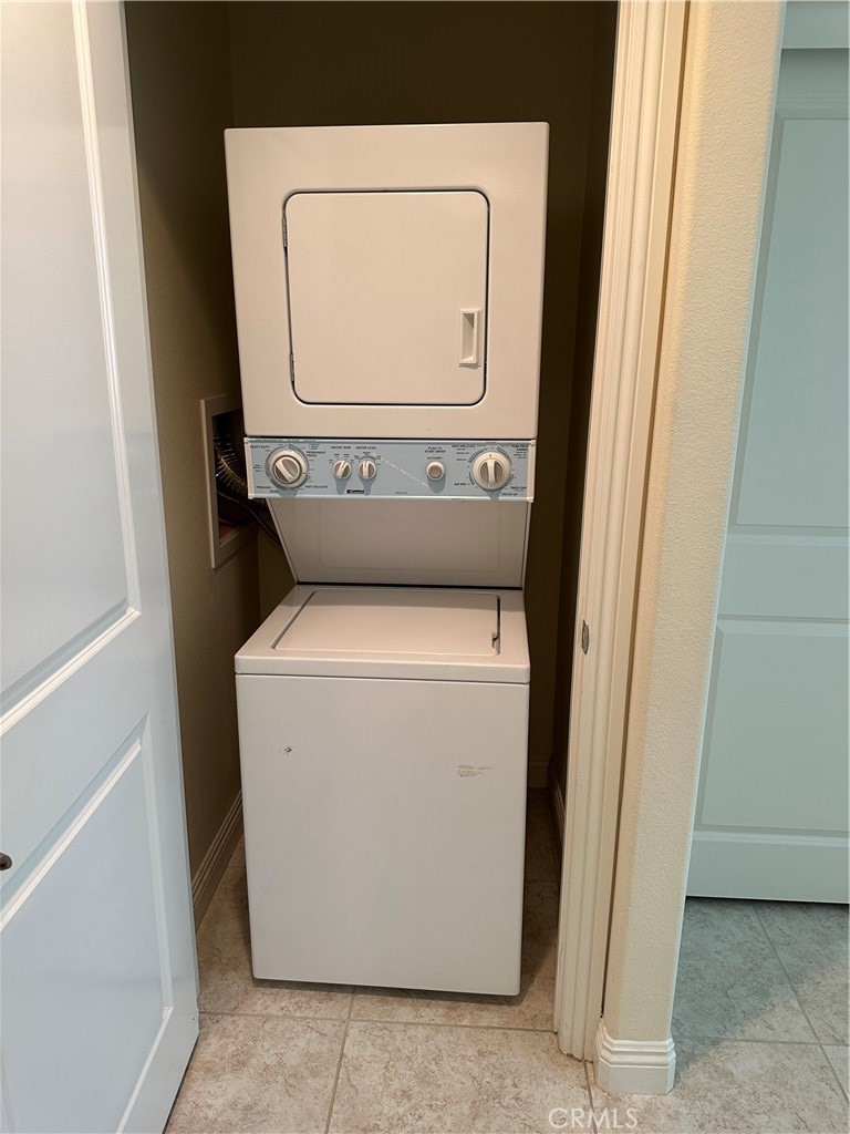 Residential Lease for rent at 219 Wicker, Irvine CA featuring 4 beds and 5 baths