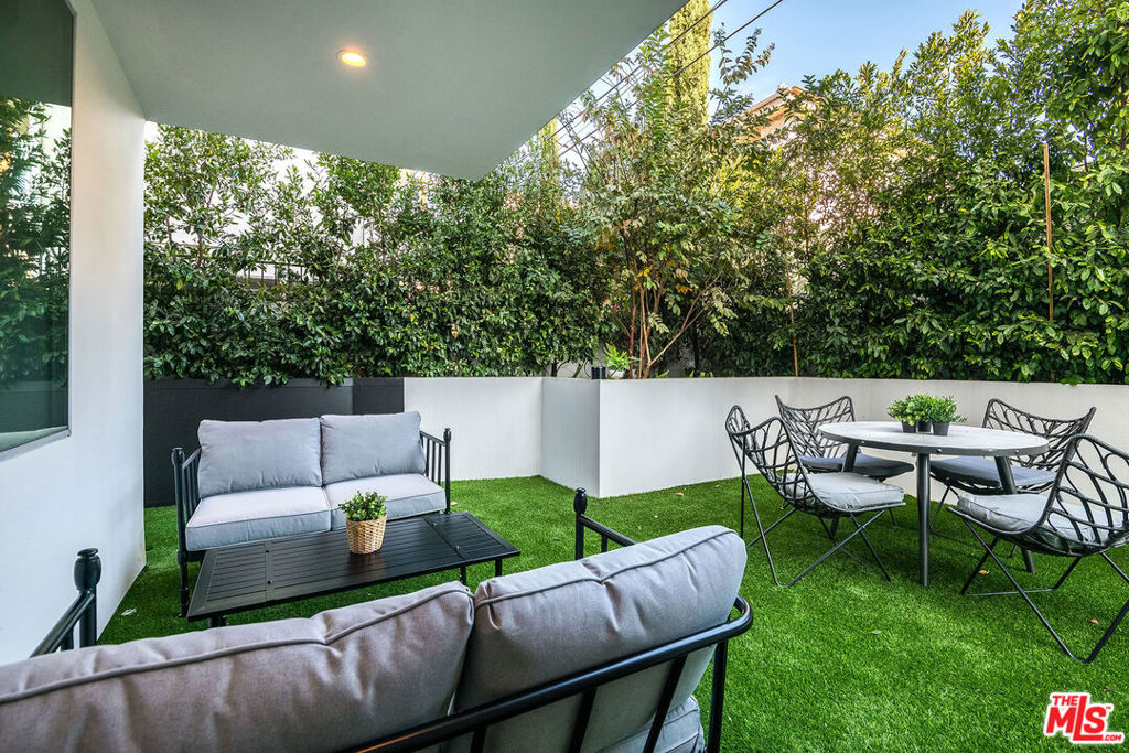 Residential Lease for rent at 124 S Croft Avenue 103, Los Angeles, Los Angeles County CA featuring 1 bed and 1 bath