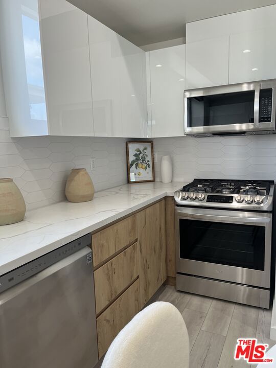 Residential Lease for rent at 124 S Croft Avenue 403, Los Angeles, Los Angeles County CA featuring 2 beds and 2 baths