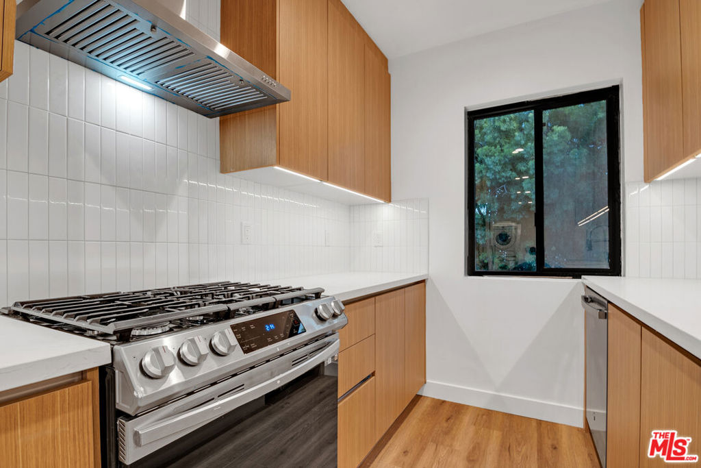 Residential Lease for rent at 950 Havenhurst Drive 6, West Hollywood, Los Angeles County CA featuring 3 beds and 2 baths