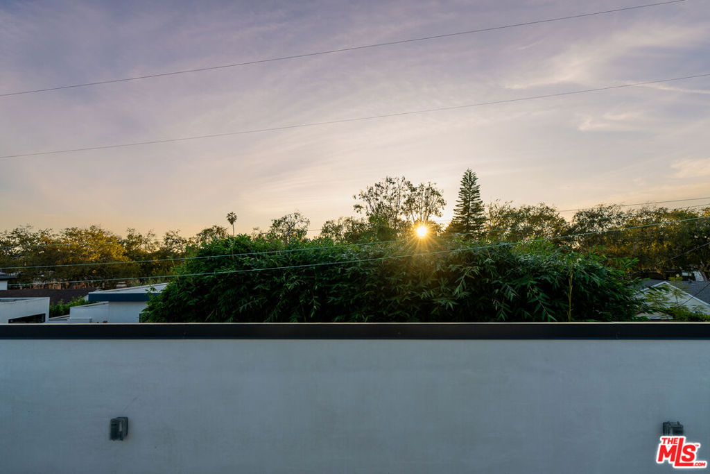 Residential Lease for rent at 4041 Sawtelle Boulevard # C, Los Angeles, Los Angeles County CA featuring 3 beds and 3 baths