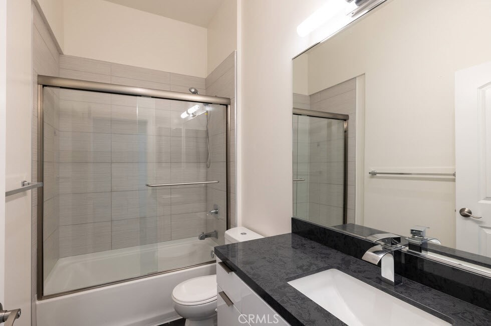 Residential Lease for rent at 2651 S Hobart Boulevard 9, Los Angeles, Los Angeles County CA featuring 3 beds and 3 baths