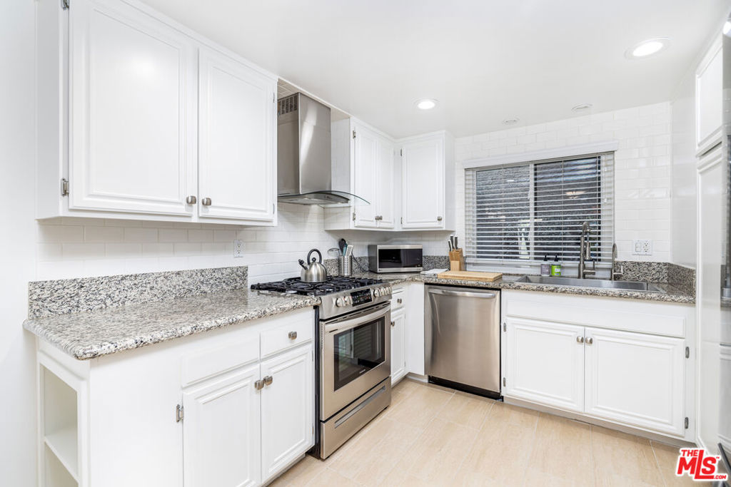 Residential Lease for rent at 29202 Heathercliff Road, Malibu CA featuring 2 beds and 3 baths