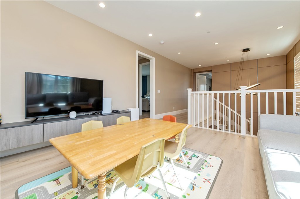 Residential Lease for rent at 200 Piazza, Irvine CA featuring 1 bed and 1 bath