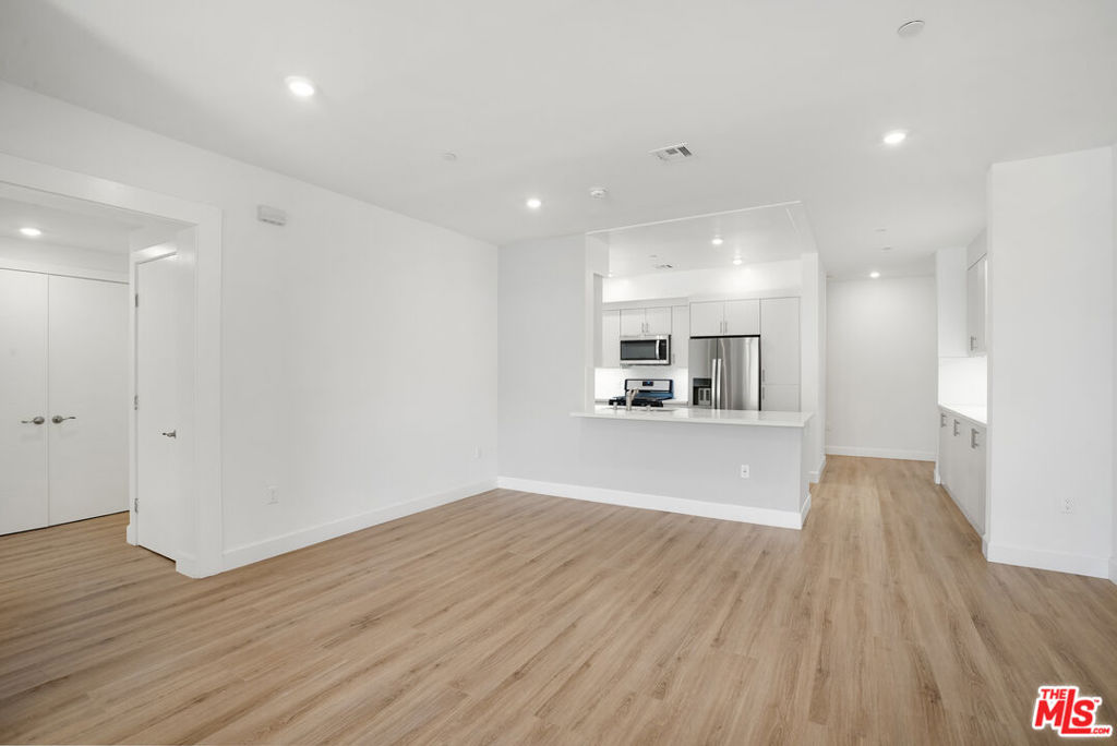 Residential Lease for rent at 1832 S Barrington Avenue 202, Los Angeles, Los Angeles County CA featuring 2 beds and 3 baths