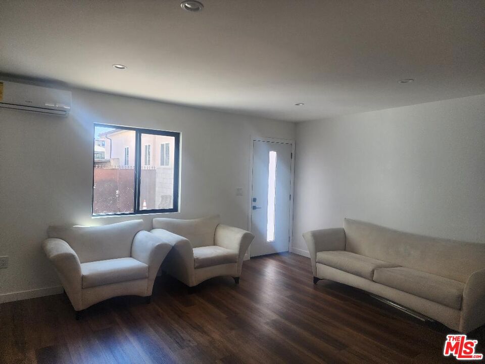 Residential Lease for rent at 4231 W 59th Place, Los Angeles, Los Angeles County CA featuring 1 bed and 1 bath