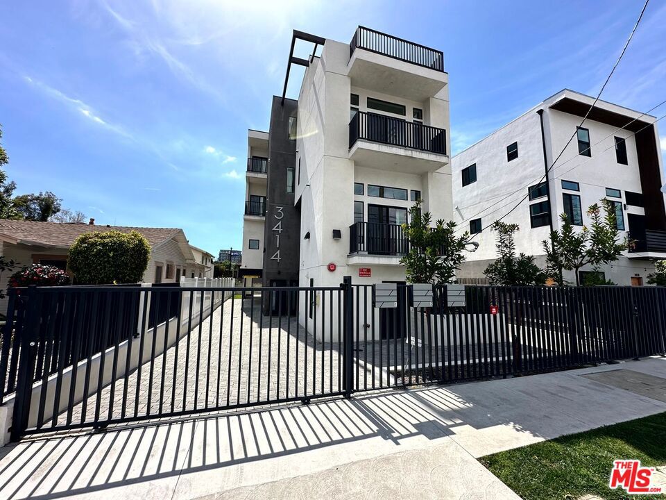 Residential Lease for rent at 3414 London Street 3, Los Angeles, Los Angeles County CA featuring 3 beds and 4 baths