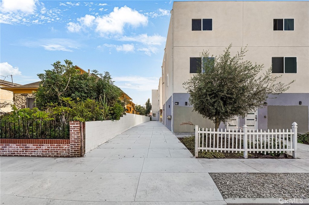 Residential Lease for rent at 1002 E 33rd Street 3, Los Angeles, Los Angeles County CA featuring 2 beds and 2 baths