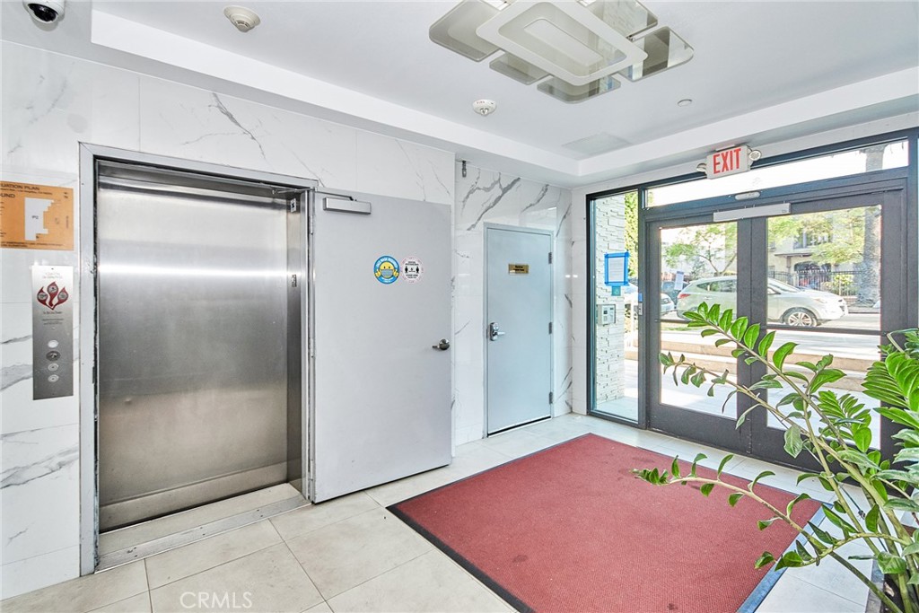 Residential Lease for rent at 2939 Leeward 512, Los Angeles, Los Angeles County CA featuring 2 beds and 2 baths