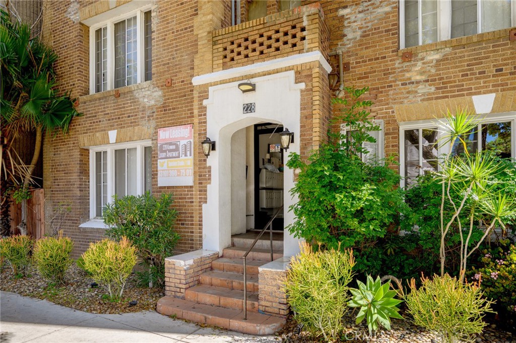 Residential Lease for rent at 228 S Kenwood Street 208, Glendale CA featuring 1 bed and 1 bath