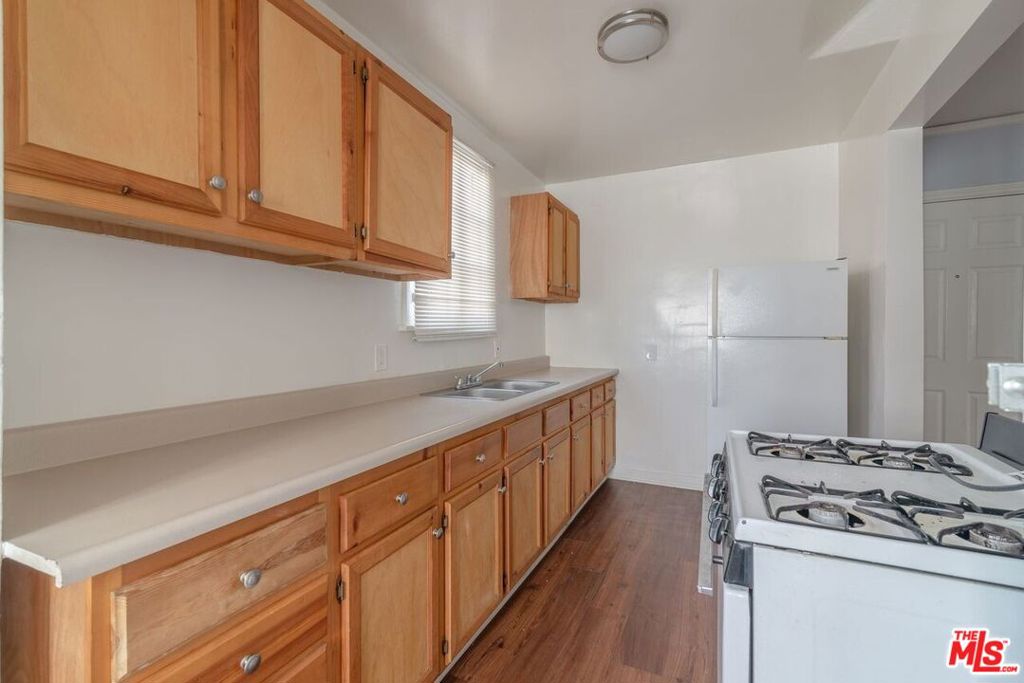 Residential Income for sale at 406 S Grevillea Avenue, Inglewood CA featuring 5 beds and 12 baths