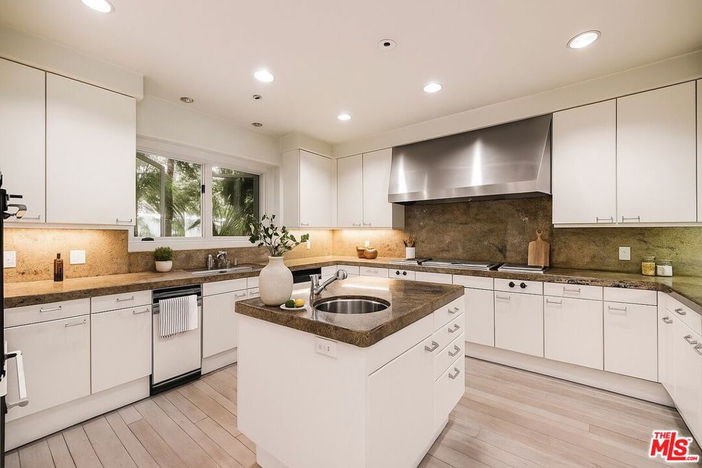 Residential Lease for rent at 1136 Calle Vista Drive, Beverly Hills CA featuring 5 beds and 4 baths