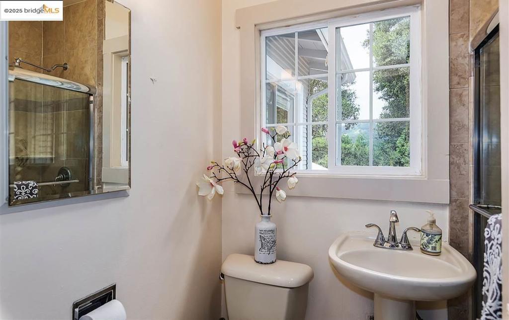 Residential Lease for rent at 6454 Mokelumne Ave, Oakland CA featuring 2 beds and 1 bath