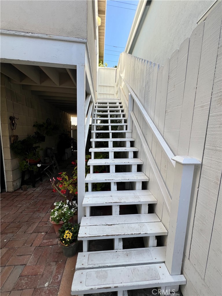 Residential Lease for rent at 306 Ruby ave, Newport Beach CA featuring 1 bed and 1 bath