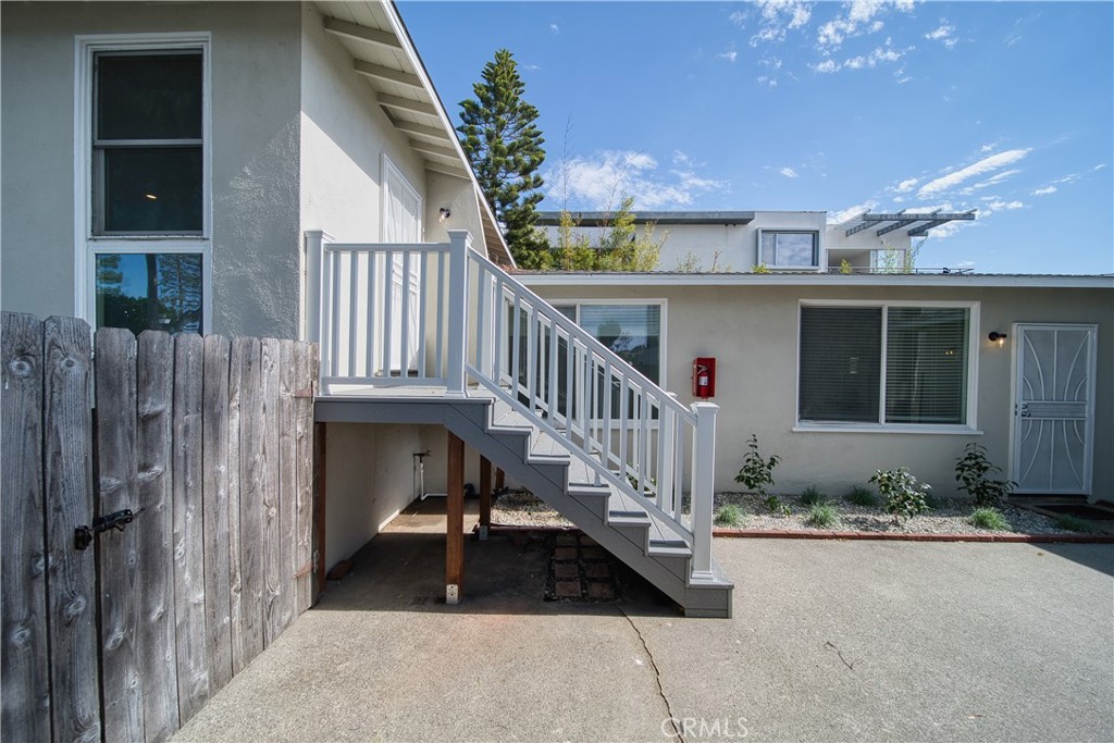 Residential Lease for rent at 926 Manhattan Beach Blvd A, Manhattan Beach CA featuring 2 beds and 1 bath