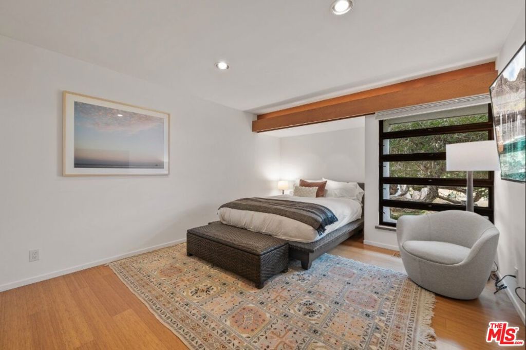 Residential Lease for rent at 27553 Pacific Coast Highway, Malibu CA featuring 4 beds and 5 baths