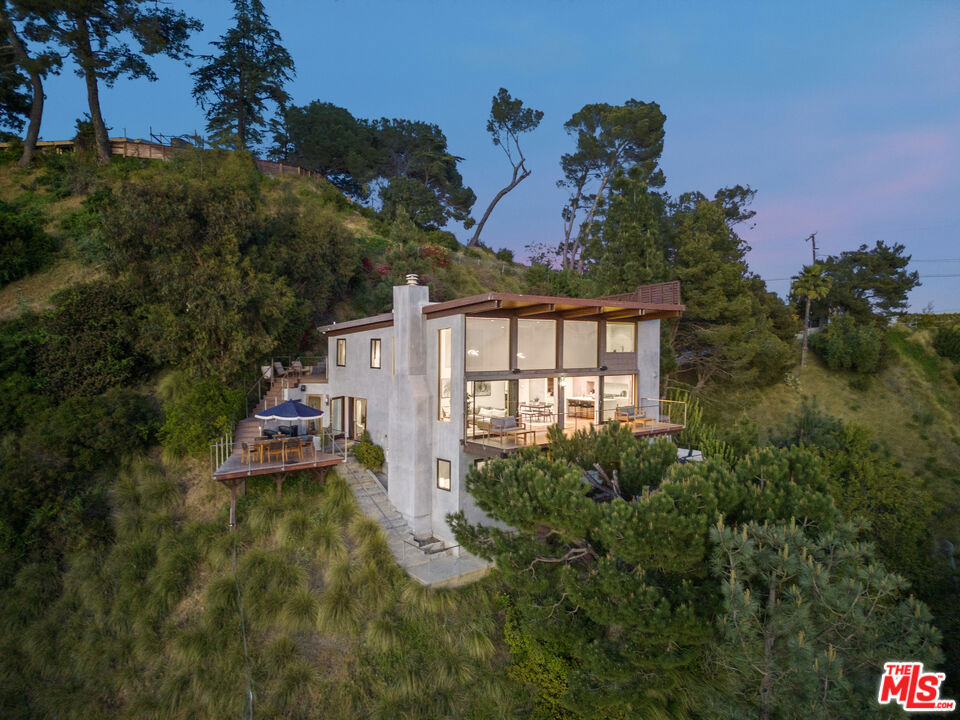 Residential Lease for rent at 1735 Summitridge Dr,, Beverly Hills CA featuring 3 beds and 5 baths