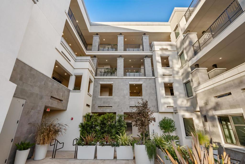 Active for sale at Mountain View, CA, Mountain View, CA CA and 3 baths