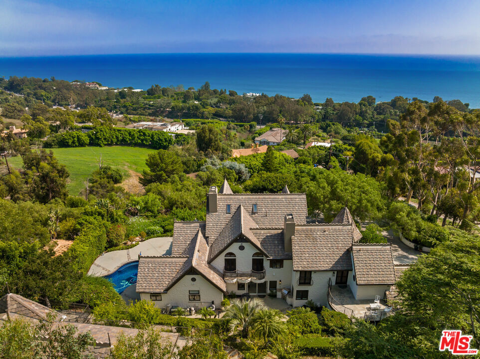 Residential Lease for rent at 27931 Winding Way, Malibu CA featuring 6 beds and 8 baths