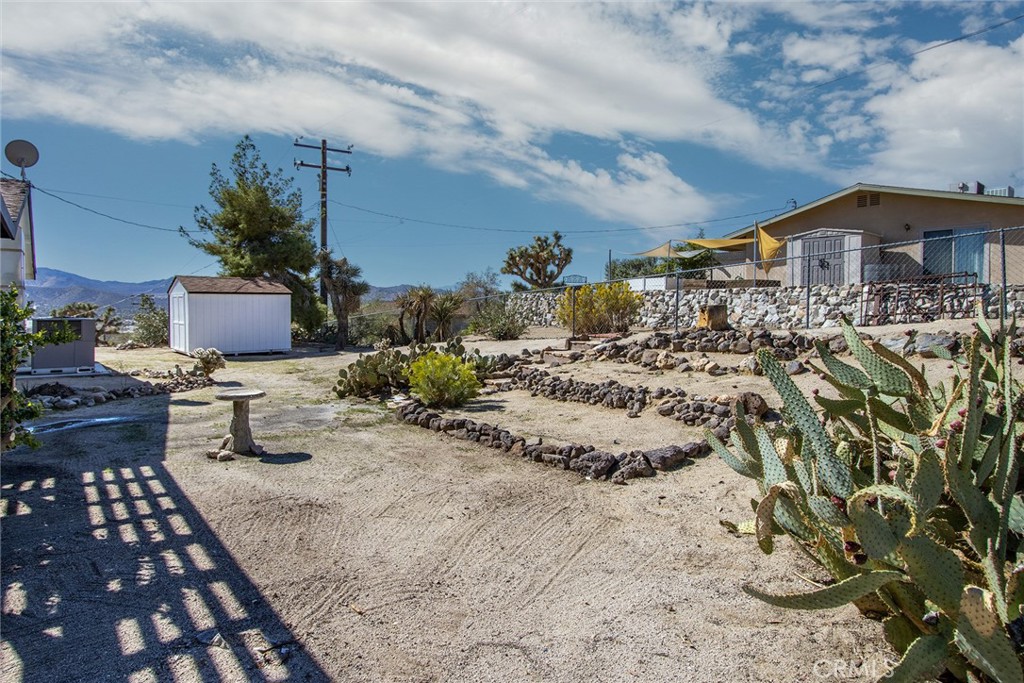 Residential Lease for rent at 6328 Palo Alto Avenue, Yucca Valley CA featuring 3 beds and 2 baths