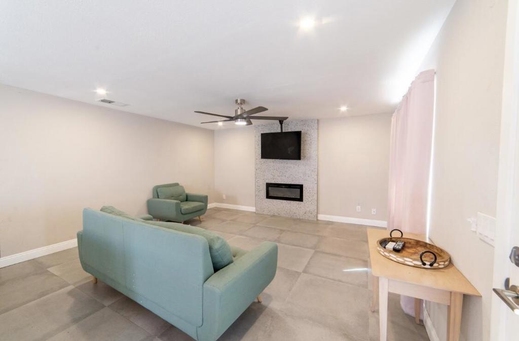 Residential for sale at 52880 Avenida Navarro, La Quinta CA featuring 3 beds and 2 baths