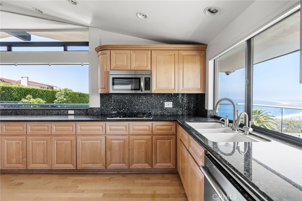 Residential Lease for rent at 972 Via Rincon, Palos Verdes Estates CA featuring 5 beds and 5 baths