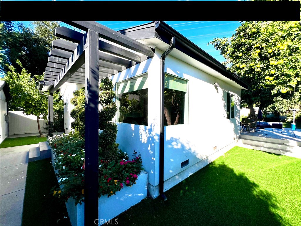 Residential Lease for rent at 502 N Avon Street, Burbank CA featuring 2 beds and 1 bath