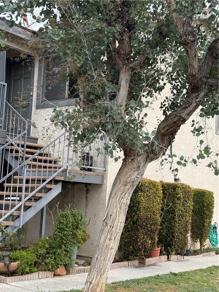 Residential Lease for rent at 10726 Oak Street, Los Alamitos CA featuring 2 beds and 2 baths