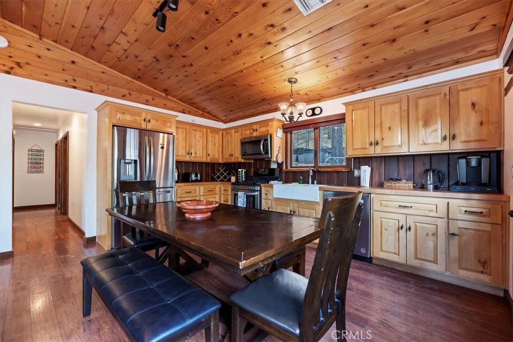 Residential for sale at 432 Temple, Big Bear Lake CA featuring 3 beds and 2 baths