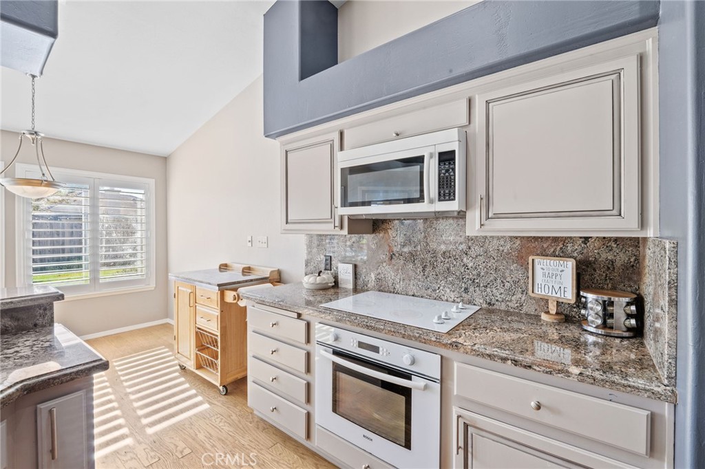 Residential for sale at 14013 Las Entradas, Bakersfield CA featuring 3 beds and 2 baths