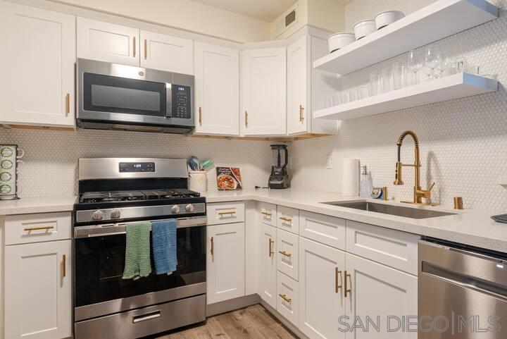 Residential Lease for rent at 12261 Carmel Vista Rd 175, San Diego CA featuring 2 beds and 2 baths