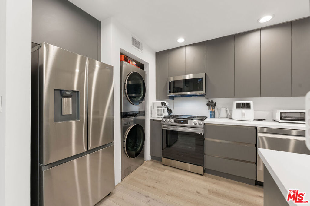 Residential Lease for rent at 8601 W West Knoll Drive 5, West Hollywood CA featuring 2 beds and 3 baths