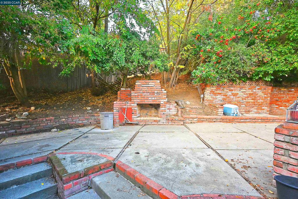 Residential for sale at 3160 Walnut Blvd, Walnut Creek CA featuring 3 beds and 1 bath