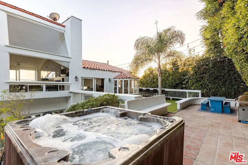 Residential Lease for rent at 21625 Pacific Coast Highway, Malibu CA featuring 3 beds and 3 baths