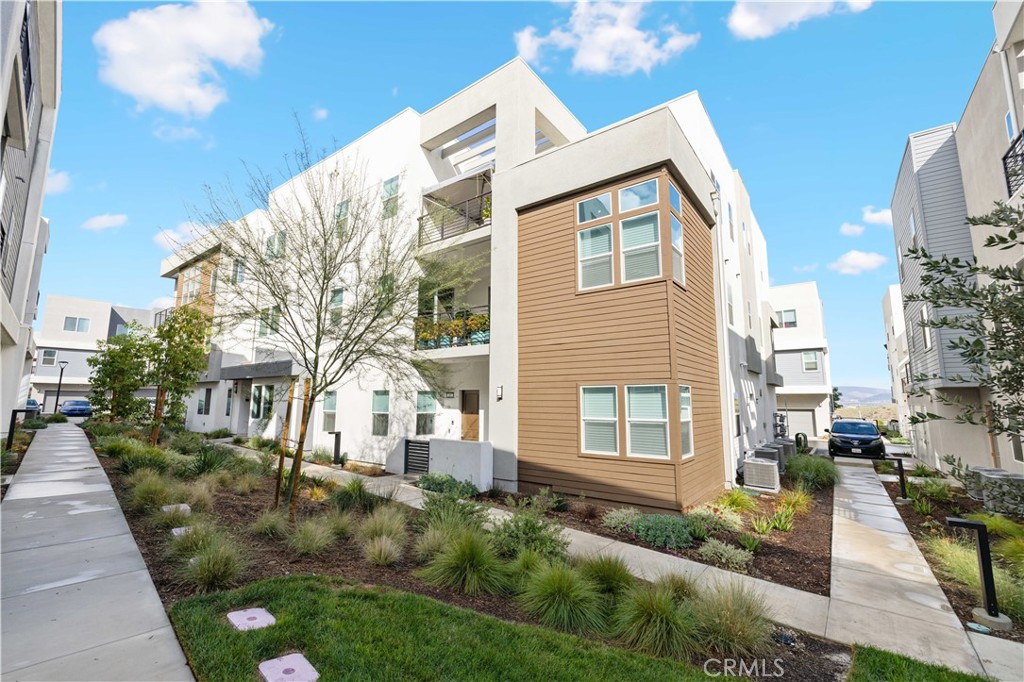 Residential for sale at 27227 Diamond Peak Lane 301, Valencia CA featuring 1 bed and 1 bath