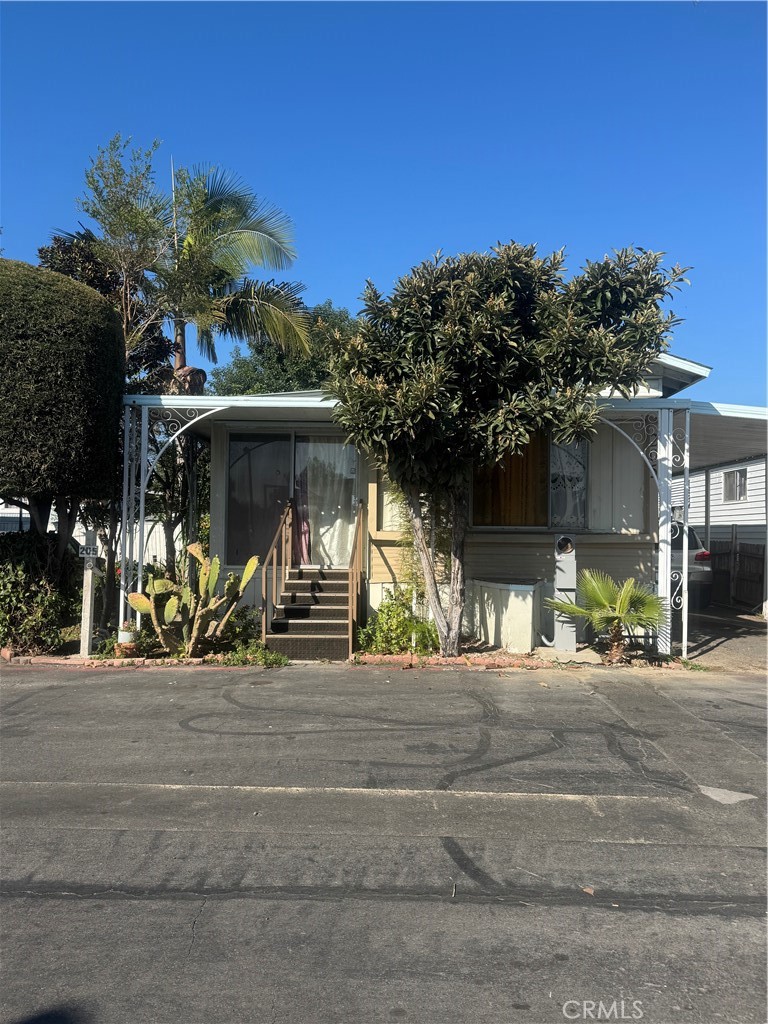 Manufactured In Park for sale at 205 Emerald Ln 205, Santa Ana CA featuring 2 beds and 1 bath