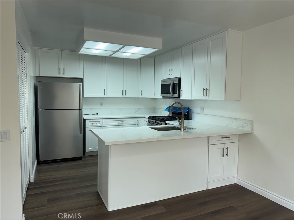 Residential Lease for rent at 6 Columbia 2, Irvine CA featuring 2 beds and 3 baths