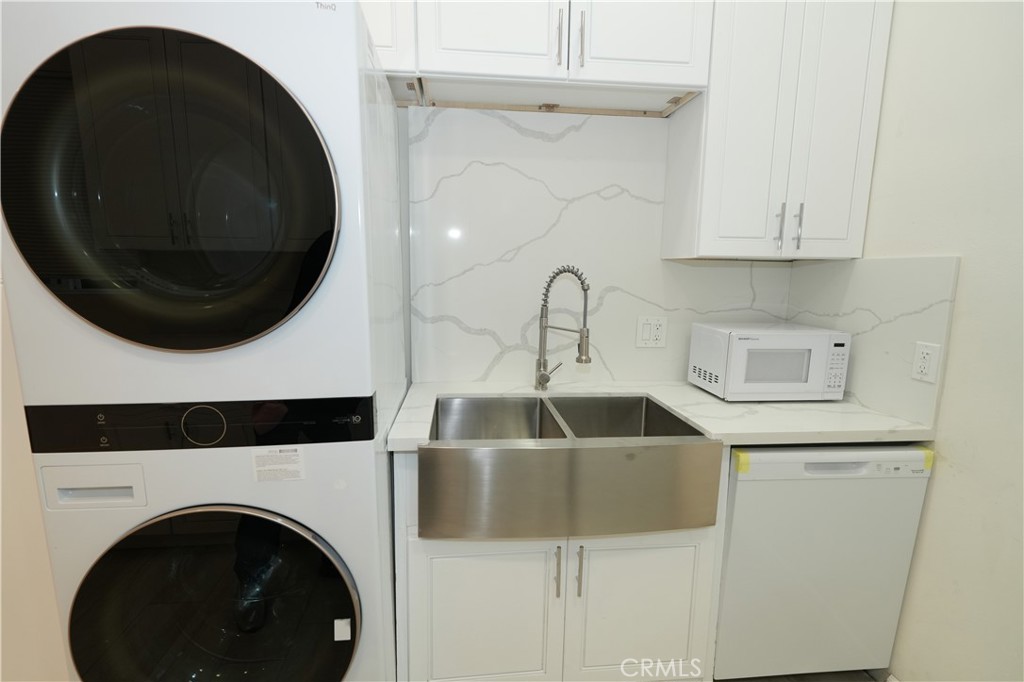 Residential Lease for rent at 3162 Clarita Court, Thousand Oaks CA featuring 2 beds and 1 bath