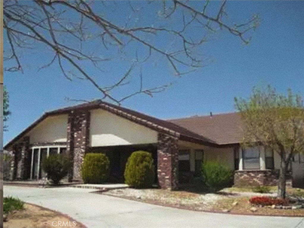 Residential for sale at 18550 Yuba, Hesperia CA featuring 3 beds and 3 baths