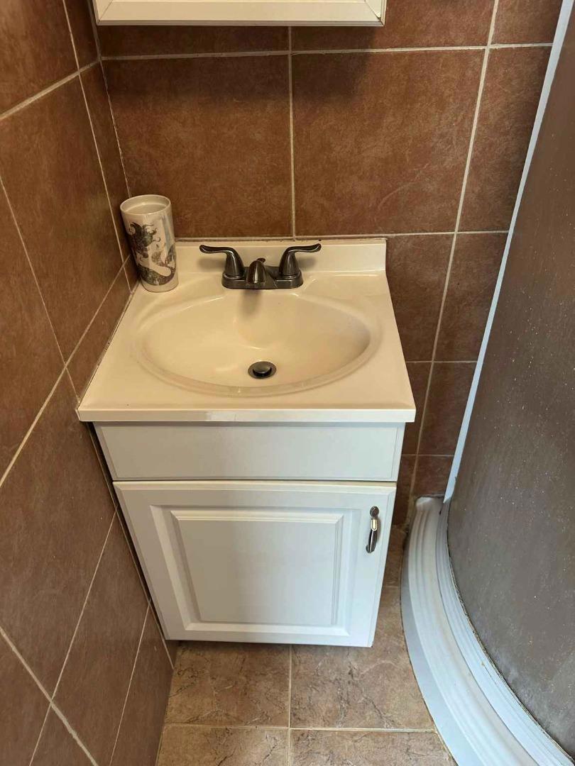 Residential Lease for rent at 25 Via Delizia, Hillsborough CA featuring 1 bed and 1 bath