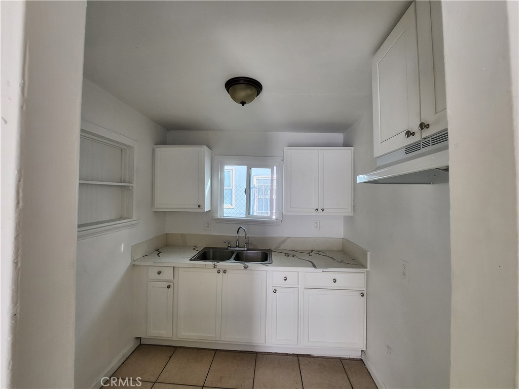 Residential Lease for rent at 3717 W Imperial 8, Inglewood, Los Angeles County, CA and 1 bath