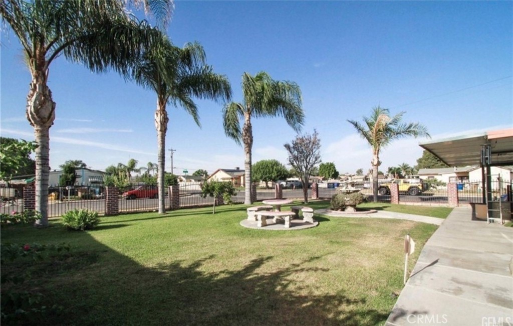Residential for sale at 1901 Sunshine ave, Bakersfield CA featuring 3 beds and 1 bath