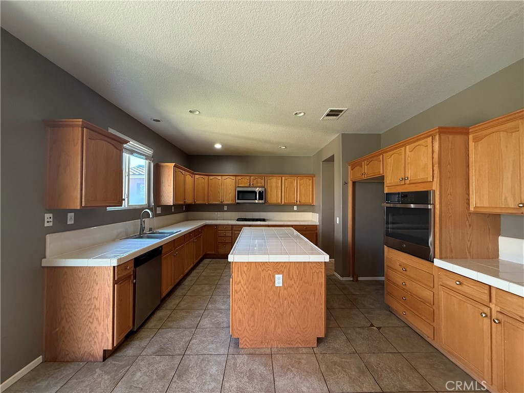 Residential Lease for rent at 1264 Reisling, Perris CA featuring 5 beds and 3 baths