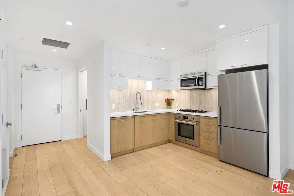 Residential for sale at 400 S Broadway 1021, Los Angeles CA featuring 1 bed and 1 bath
