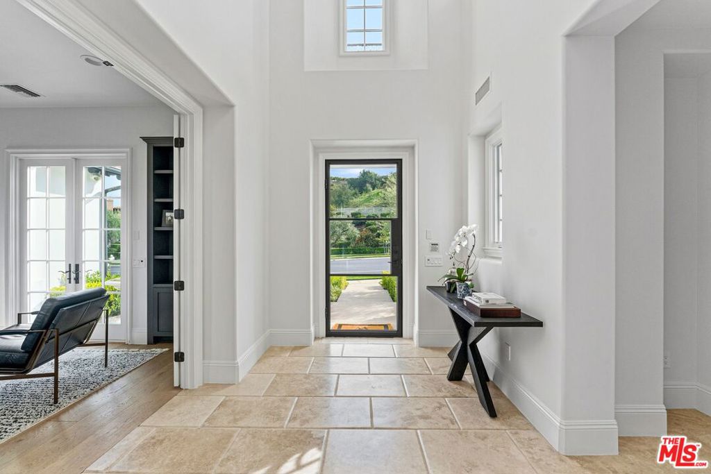 Residential for sale at 25431 Prado De Las Fresas, Calabasas CA featuring 5 beds and 6 baths