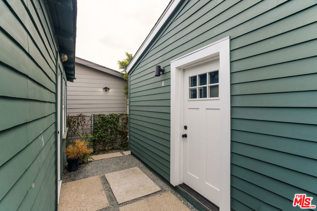 Residential Income for sale at 126 Franklin Court, Glendale CA featuring 9 beds and 6 baths